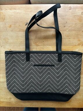 Thirty-One Black & White Chevron Tote Bag | Faux Leather Trim